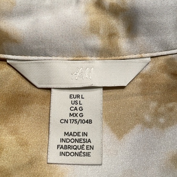 Beautiful silky, button-down, dress blouse, in a gorgeous print - Picture 5 of 5